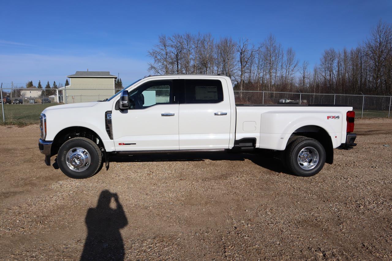 2024 Ford F-350 Super Duty DRW LARIAT Photo