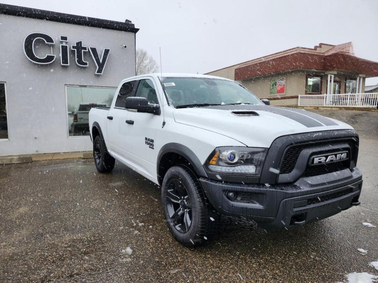 New 2024 RAM 1500 Classic Warlock cabine d'équipe 4x4 caisse de 5 pi 7 po for sale in Medicine Hat, AB