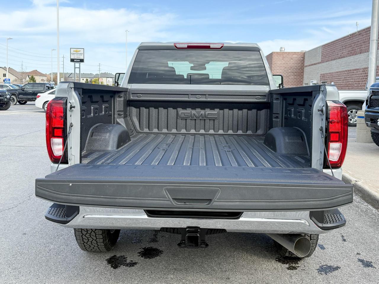 2025 GMC Sierra 2500 HD SLE 6.6L V8 DURAMAX WITH REMOTE START/ENTRY, CRUISE CONTROL, VINYL FLOORING, HD REAR VISION CAMERA, APPLE CARPLAY AND ANDROID AUTO Photo4