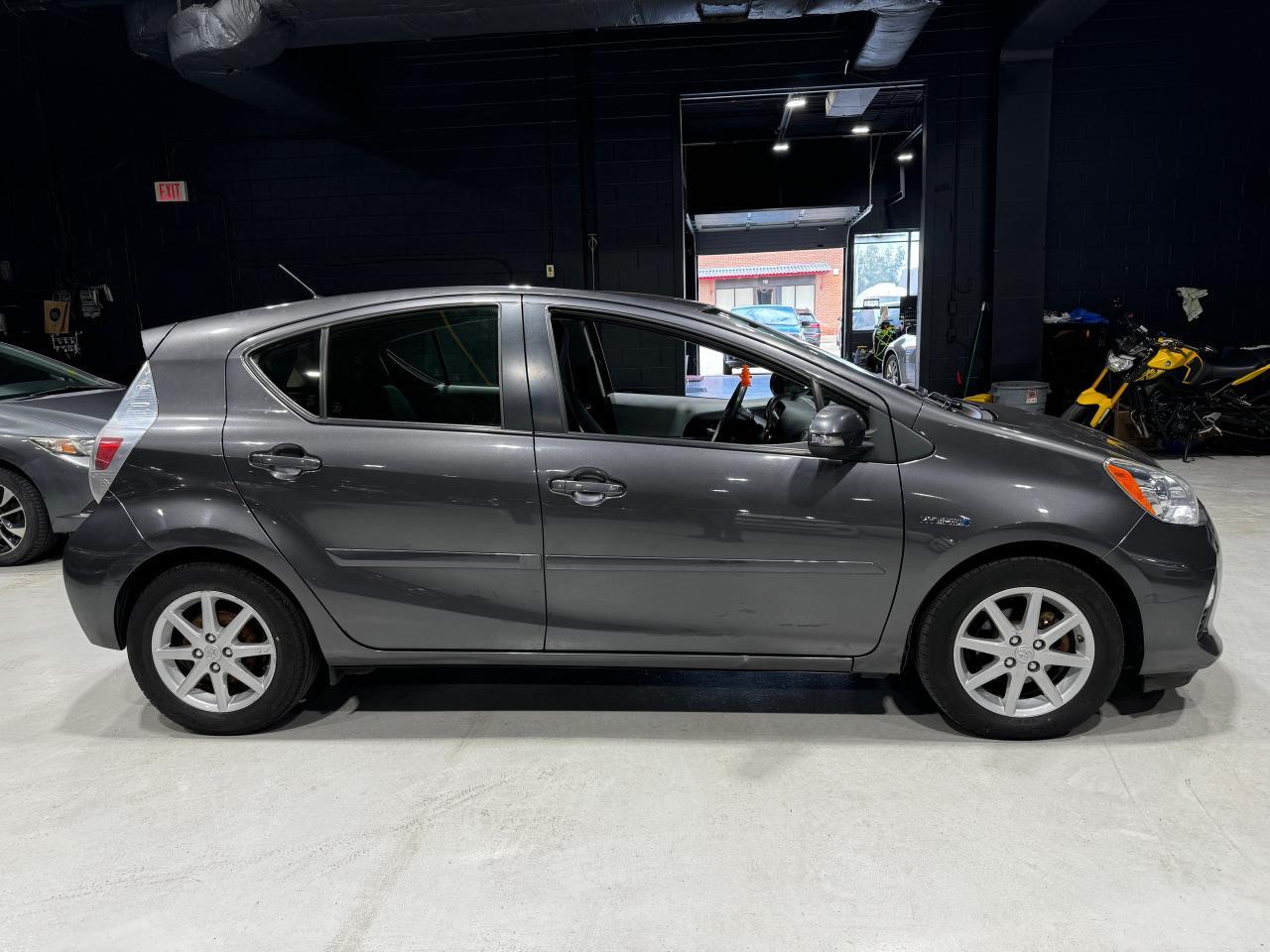 2014 Toyota Prius c 5dr HB Technology - Photo #4