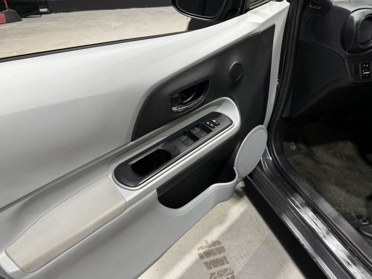 2014 Toyota Prius c 5dr HB Technology - Photo #15