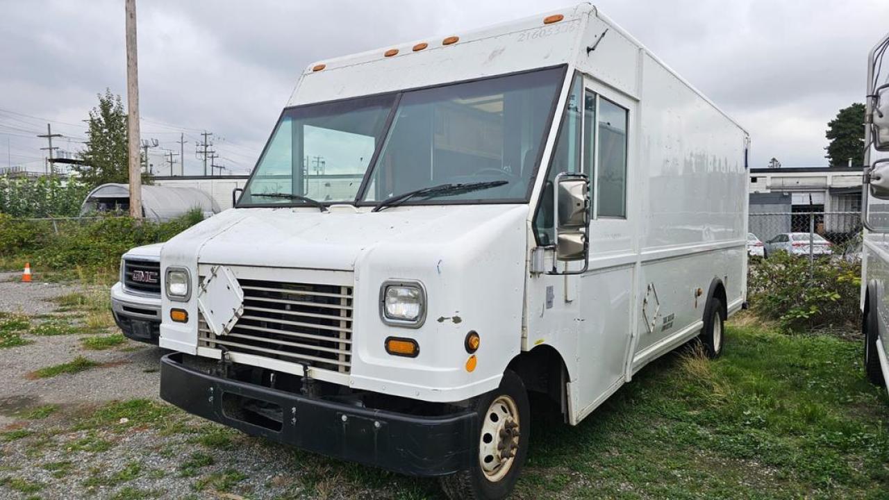 Used 2006 Ford Econoline E-450 Utilimaster 16 foot Cargo step Van With Rear Shelving for sale in Burnaby, BC