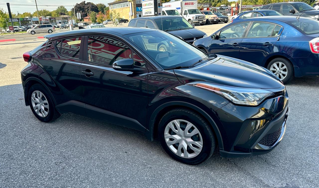 2022 Toyota C-HR XLE Premium Photo3
