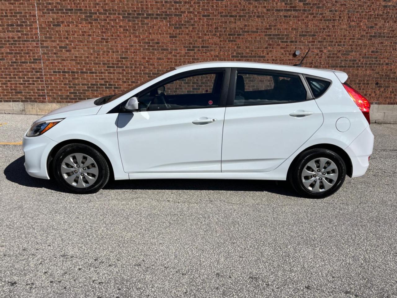 2016 Hyundai Accent LE | AM/FM | AC | USB / AUX - Photo #3
