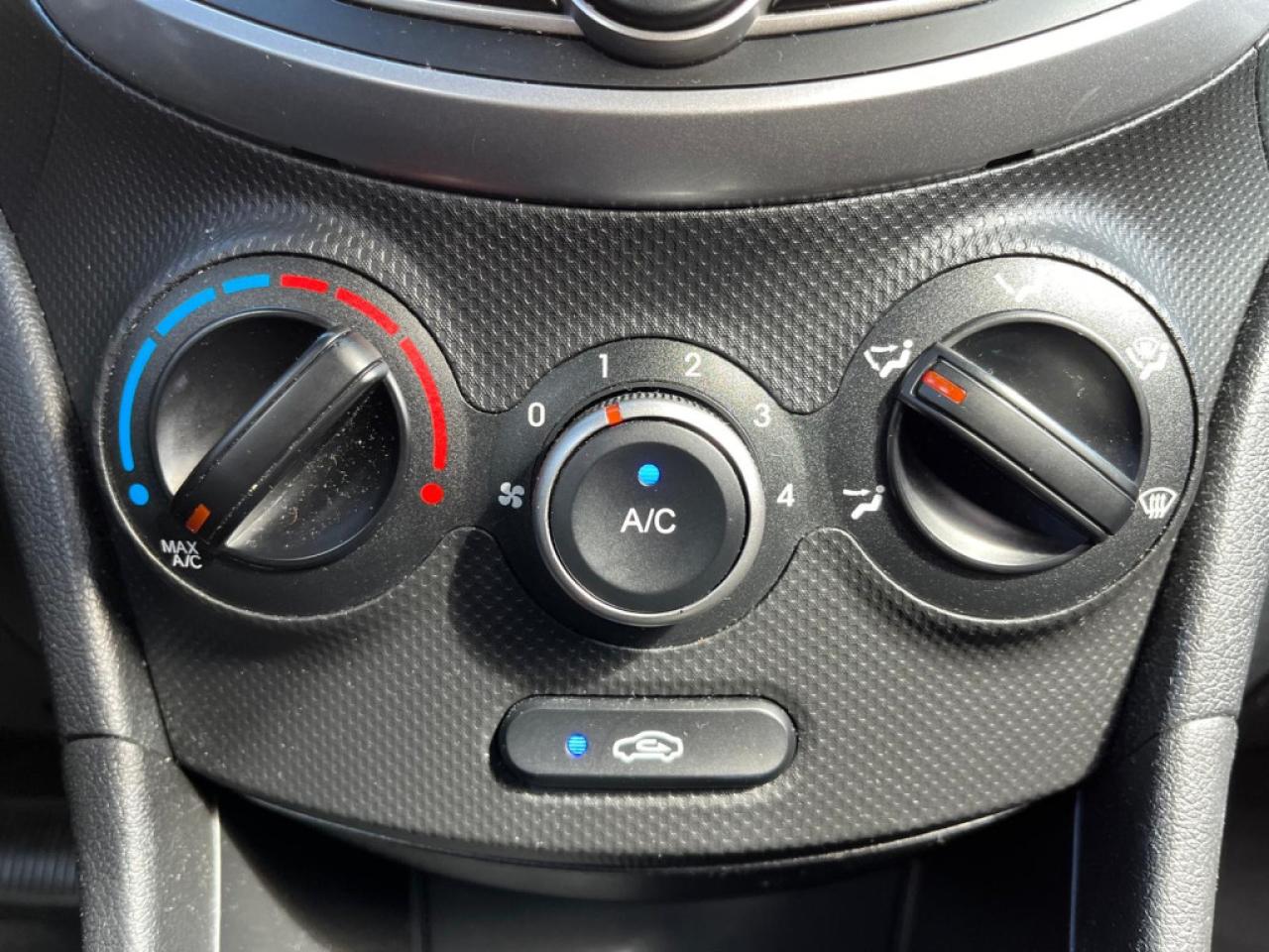 2016 Hyundai Accent LE | AM/FM | AC | USB / AUX - Photo #22
