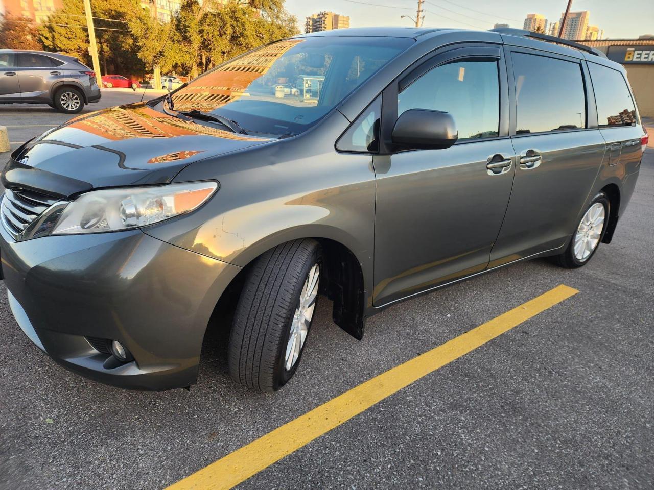 2012 Toyota Sienna 5dr V6 XLE 7-Pass AWD - Photo #2