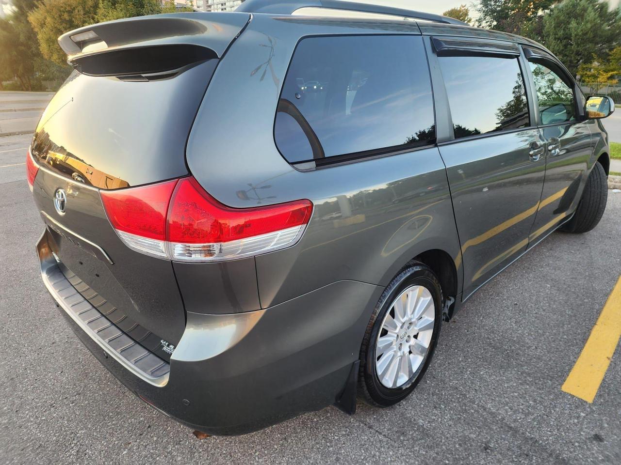 2012 Toyota Sienna 5dr V6 XLE 7-Pass AWD Photo3