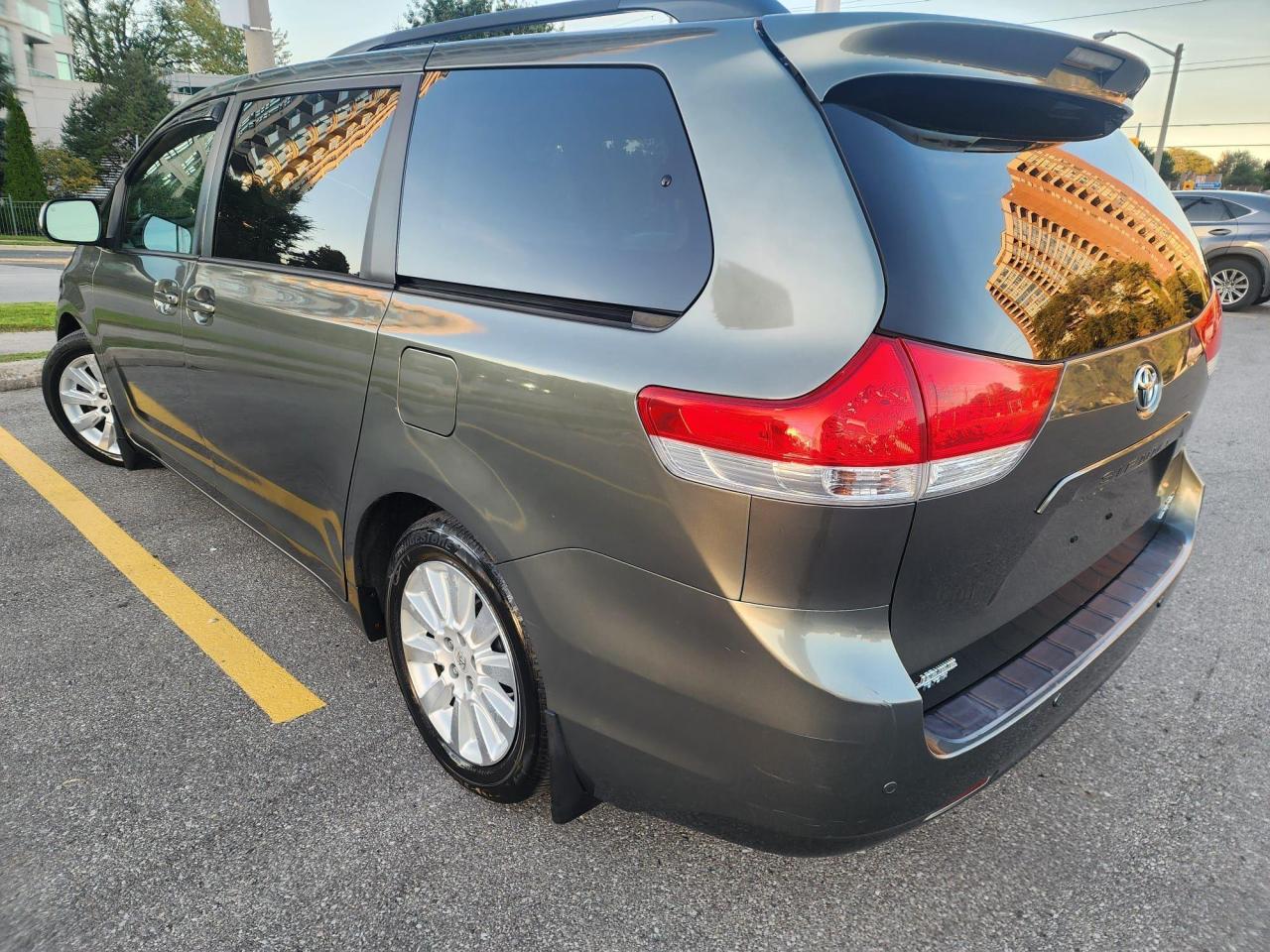 2012 Toyota Sienna 5dr V6 XLE 7-Pass AWD - Photo #6