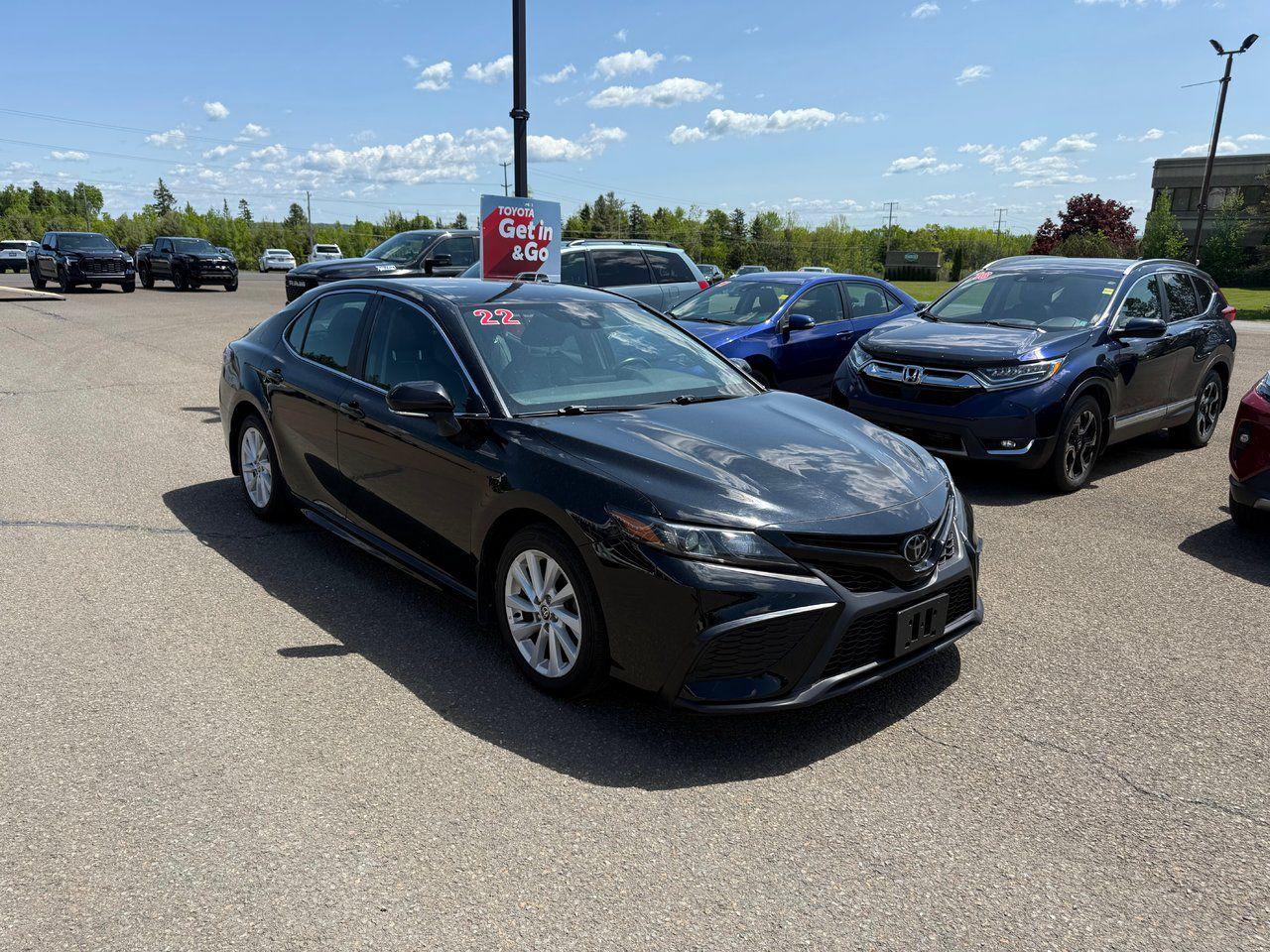 2022 Toyota Camry SE Photo1
