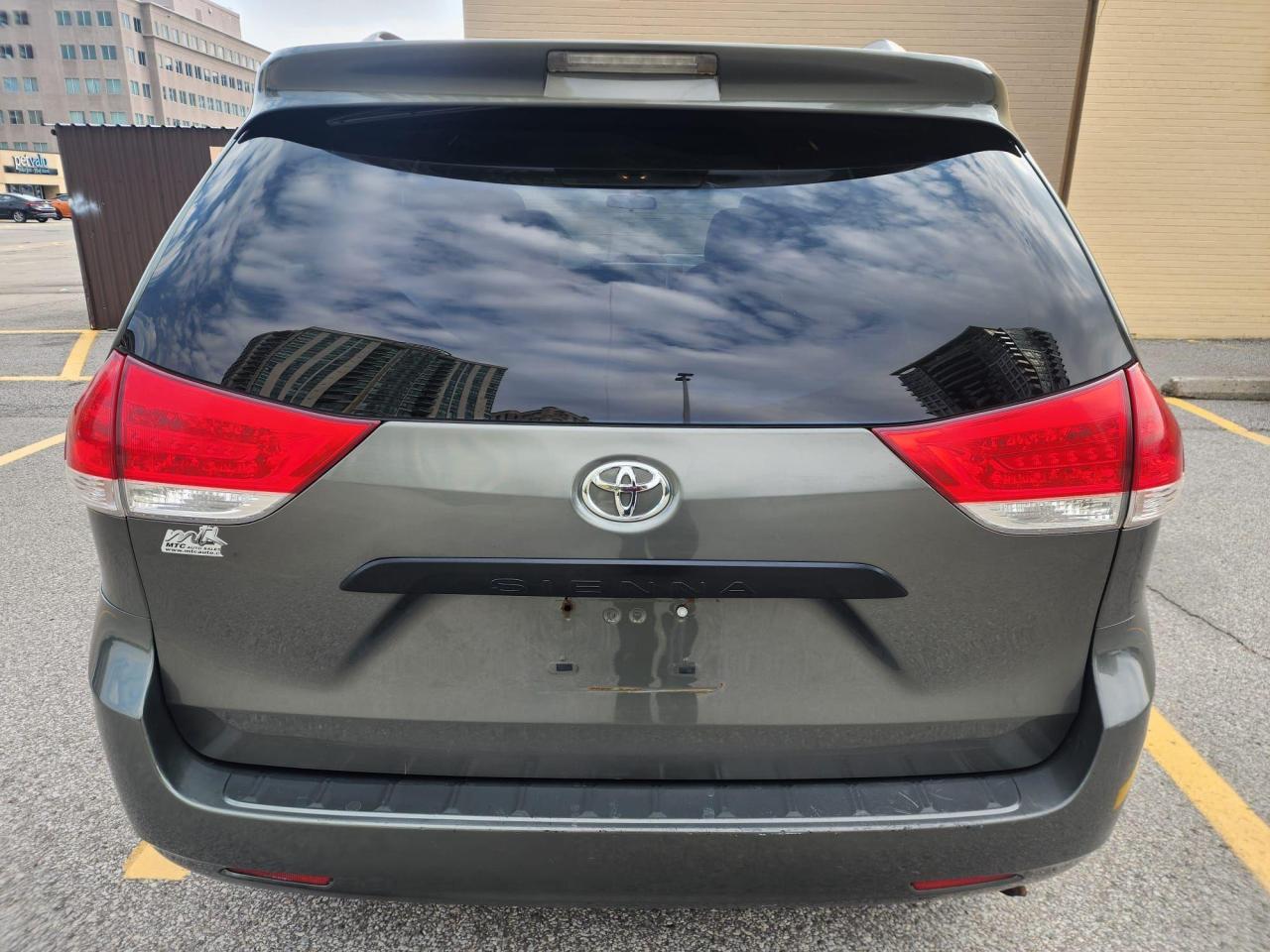 2012 Toyota Sienna 5DR V6 CE 7-PASS FWD - Photo #4
