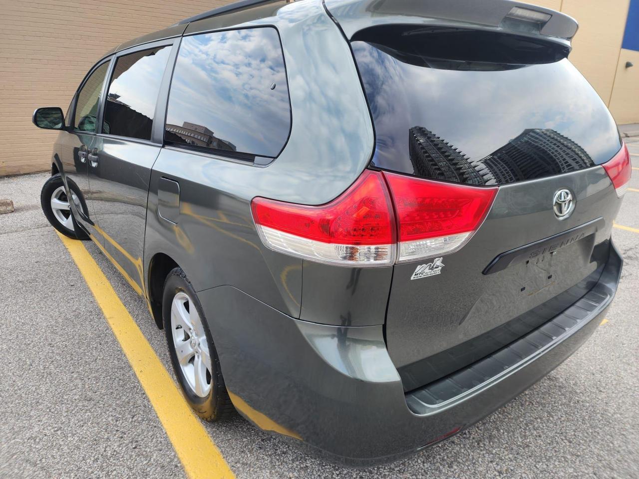 2012 Toyota Sienna 5DR V6 CE 7-PASS FWD Photo4