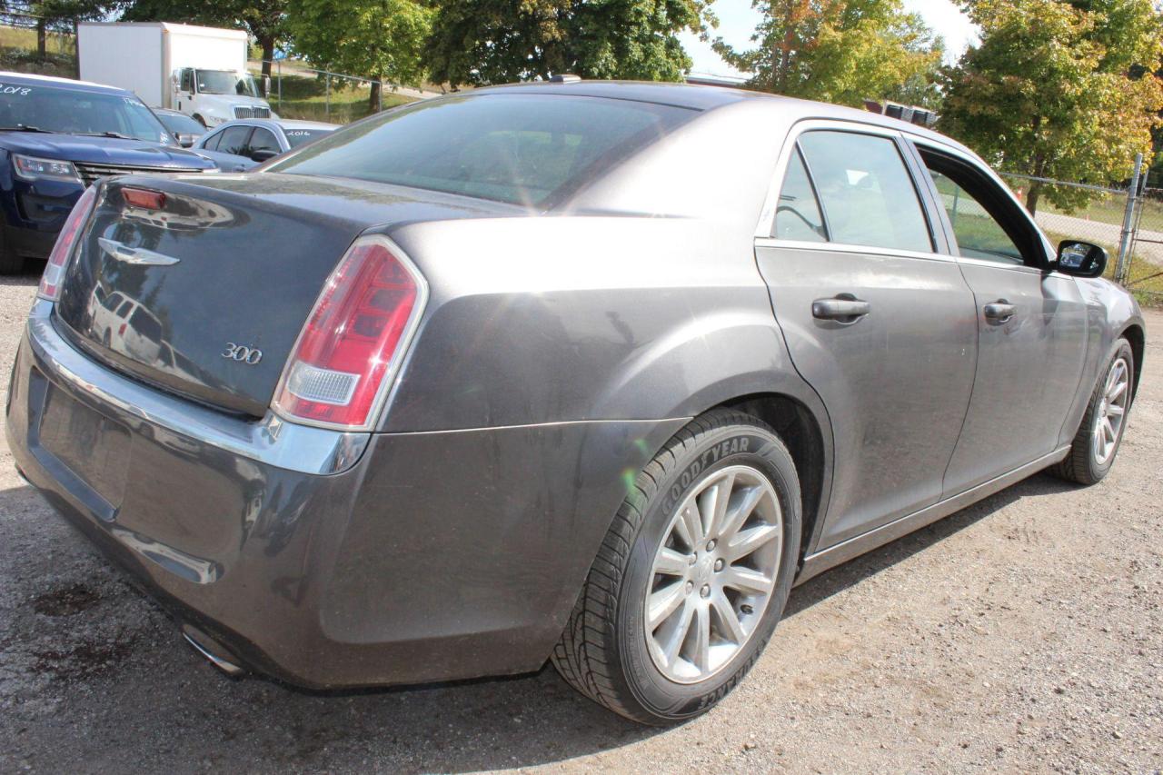 2013 Chrysler 300  Photo2