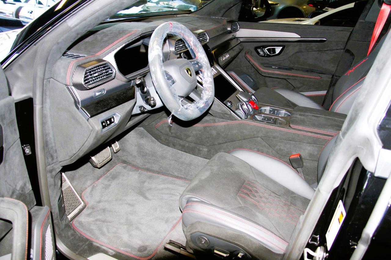 2023 Lamborghini Urus Performante Photo