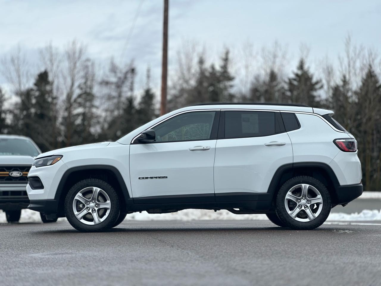 2024 Jeep Compass LATITUDE 4WD W/ ONE OWNER Photo5