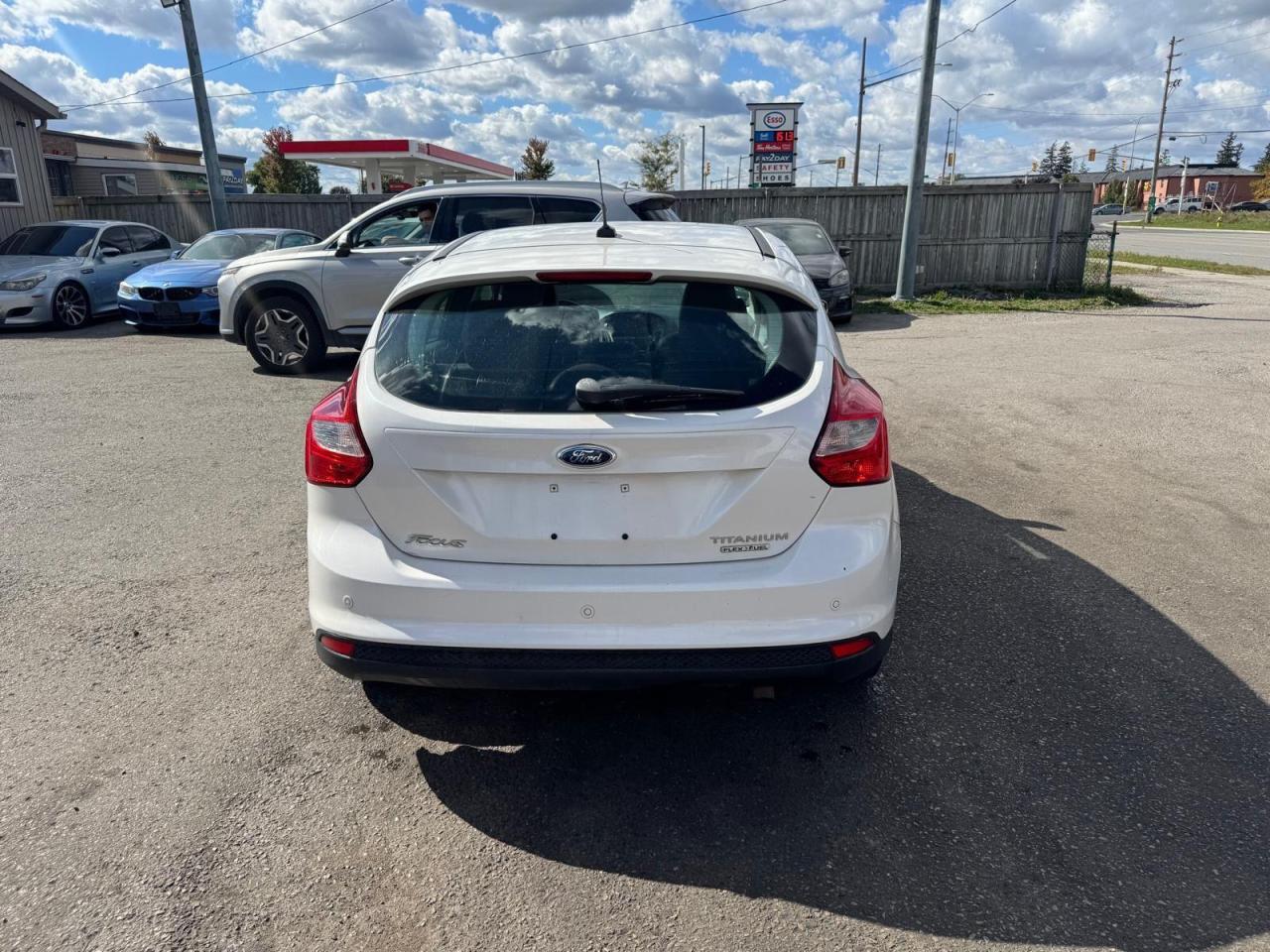 2012 Ford Focus Titanium, LEATHER, WINTER TIRES, CERTIFIED - Photo #4