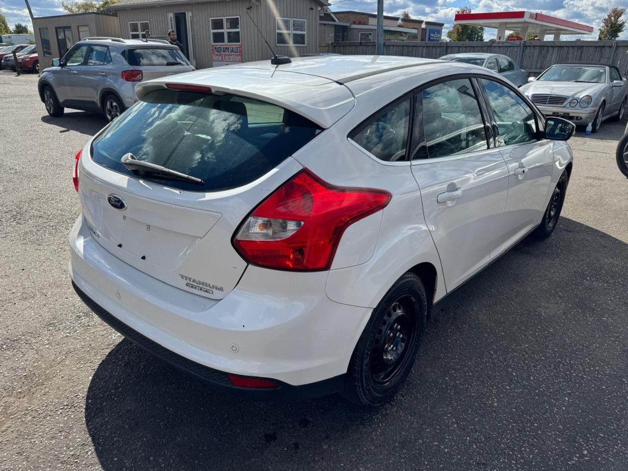 2012 Ford Focus Titanium, LEATHER, WINTER TIRES, CERTIFIED - Photo #5