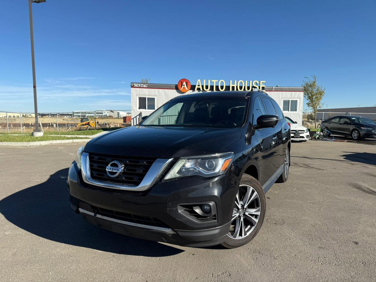 Used 2017 Nissan Pathfinder Platinum | LEATHER SEAT | BACKUP CAMERA | NAVIGATION | REMOTE START for sale in Calgary, AB