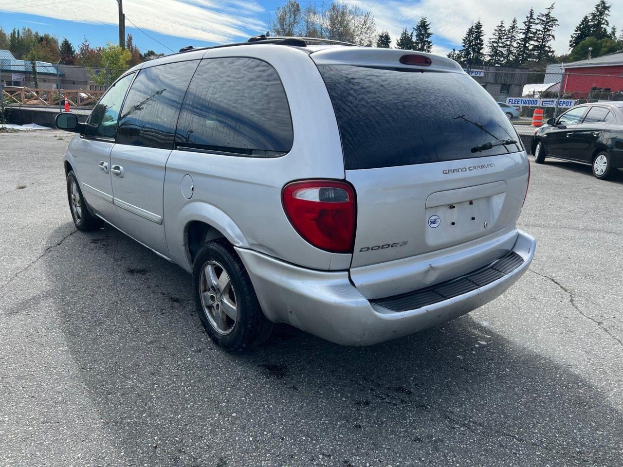 2004 Dodge Grand Caravan SXT - Photo #3