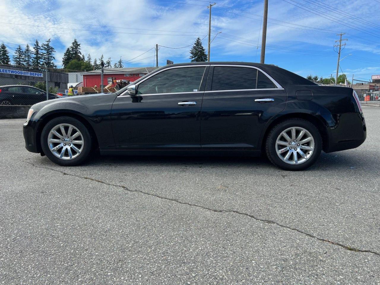 2013 Chrysler 300  - Photo #4