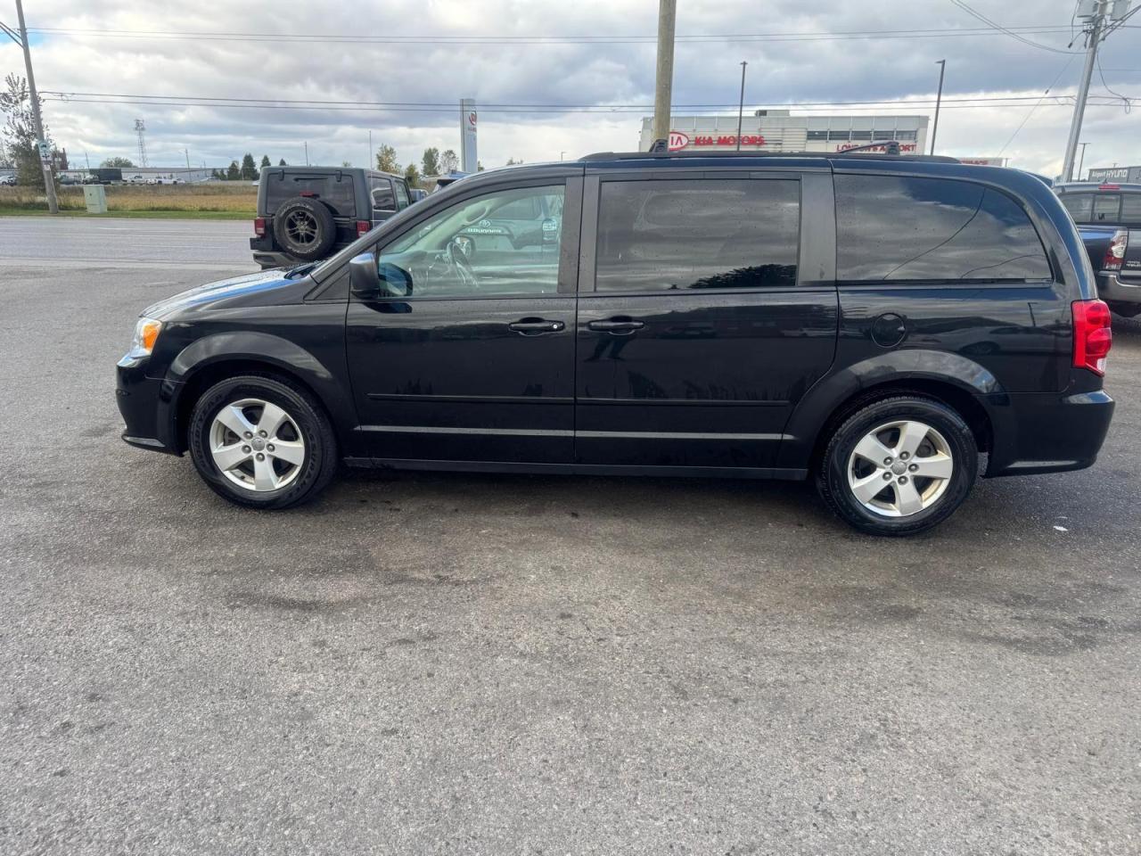 2017 Dodge Grand Caravan SXT, STOW N GO, ONLY 191KMS, CERTIFIED - Photo #2