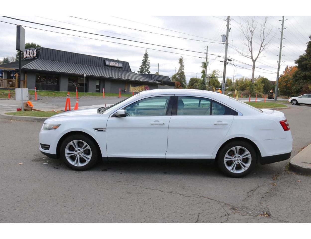 2015 Ford Taurus SEL FWD - Photo #5
