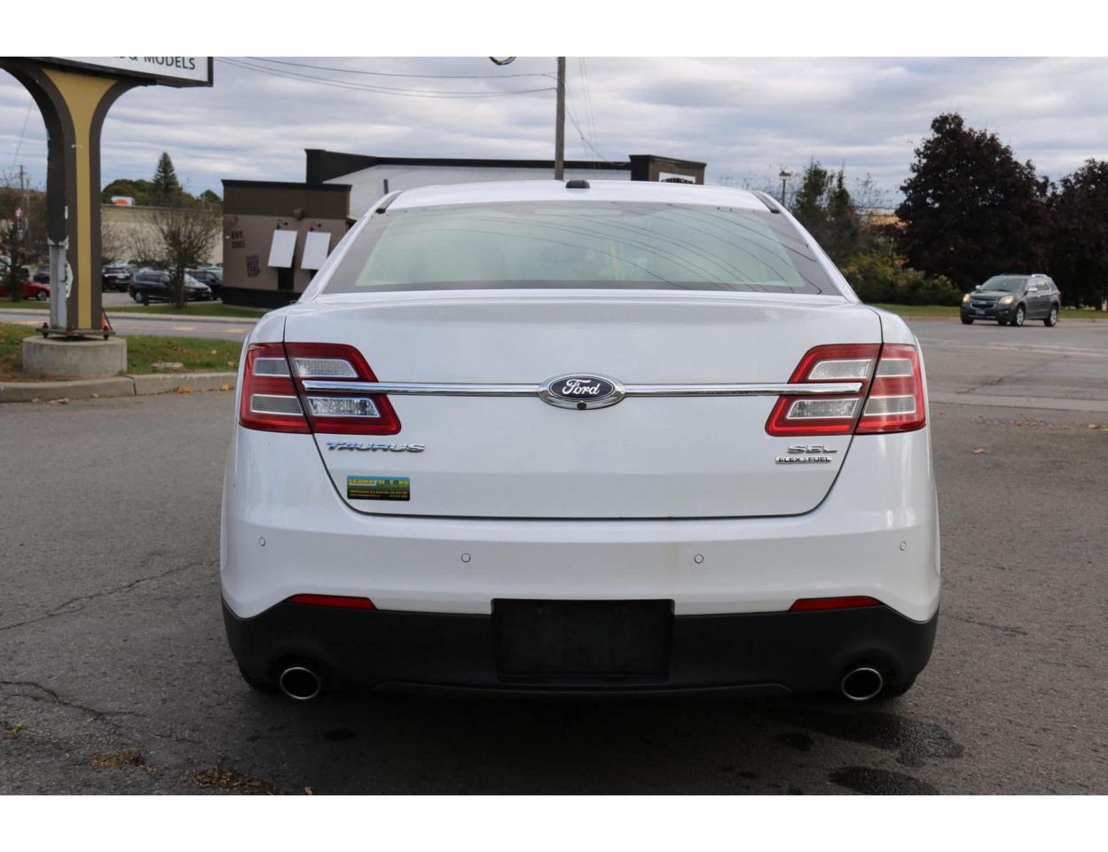 2015 Ford Taurus SEL FWD - Photo #8
