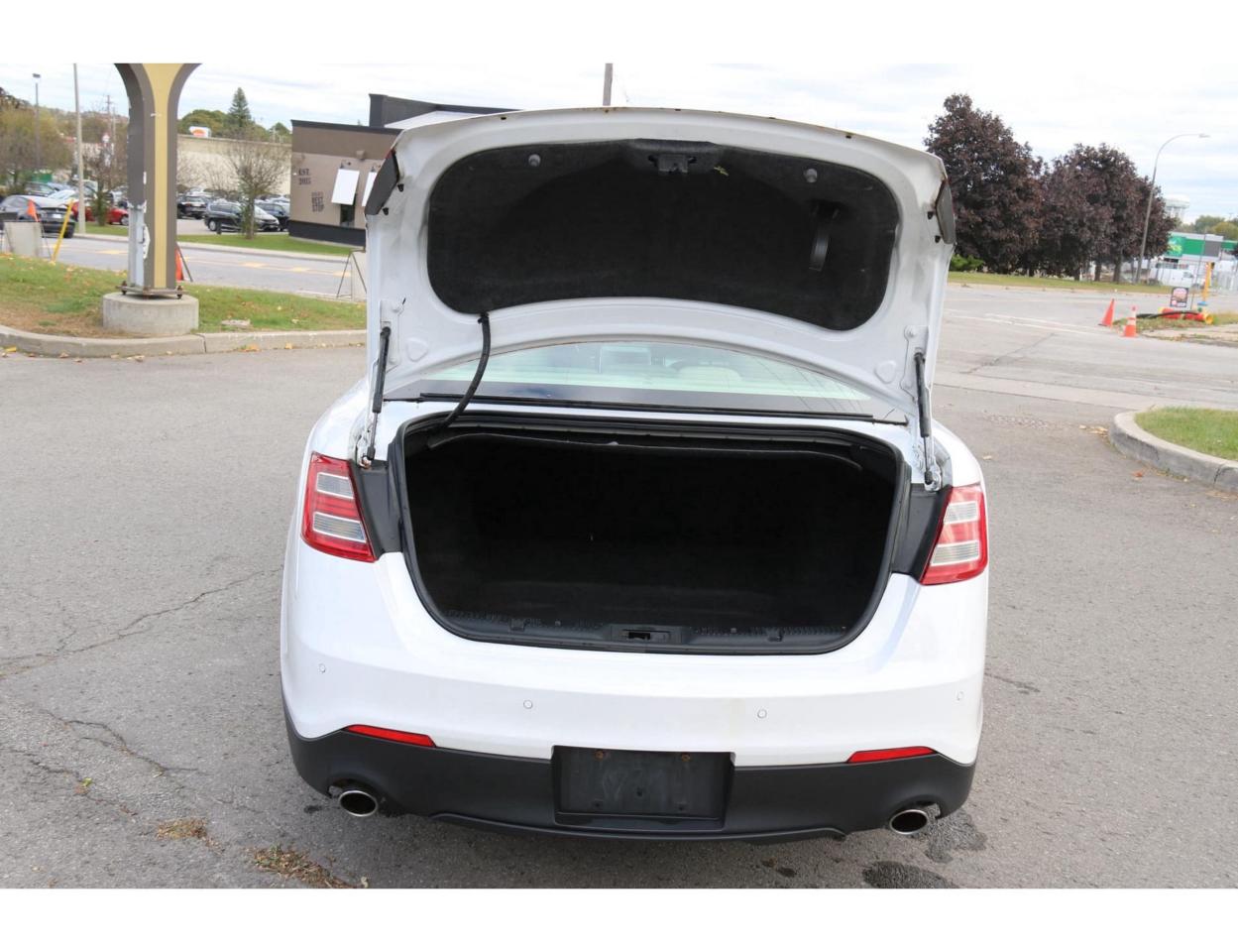 2015 Ford Taurus SEL FWD - Photo #9