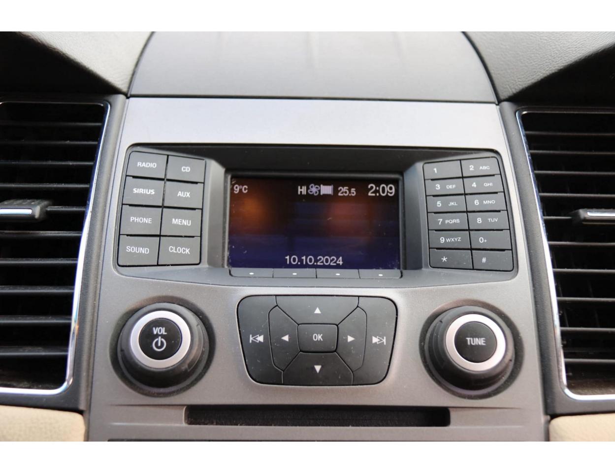 2015 Ford Taurus SEL FWD - Photo #20