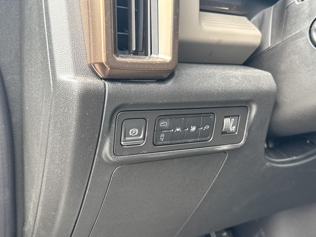 2025 GMC HUMMER EV SUV 3X FULLY ELECTRIC WITH REMOTE START/ENTRY, HEATED SEATS, HEATED STEERING WHEEL, VENTILATED SEATS, INFINITY ROOF, SUPER CRUISE, HITCH GUIDANCE, HD SURROUND VISION Photo