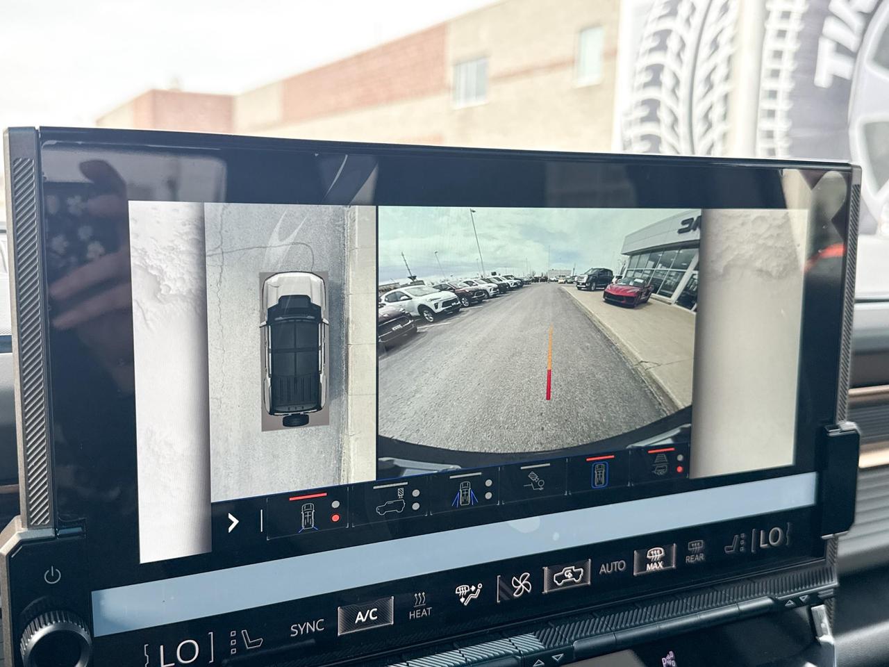 2025 GMC HUMMER EV SUV 3X FULLY ELECTRIC WITH REMOTE START/ENTRY, HEATED SEATS, HEATED STEERING WHEEL, VENTILATED SEATS, INFINITY ROOF, SUPER CRUISE, HITCH GUIDANCE, HD SURROUND VISION Photo