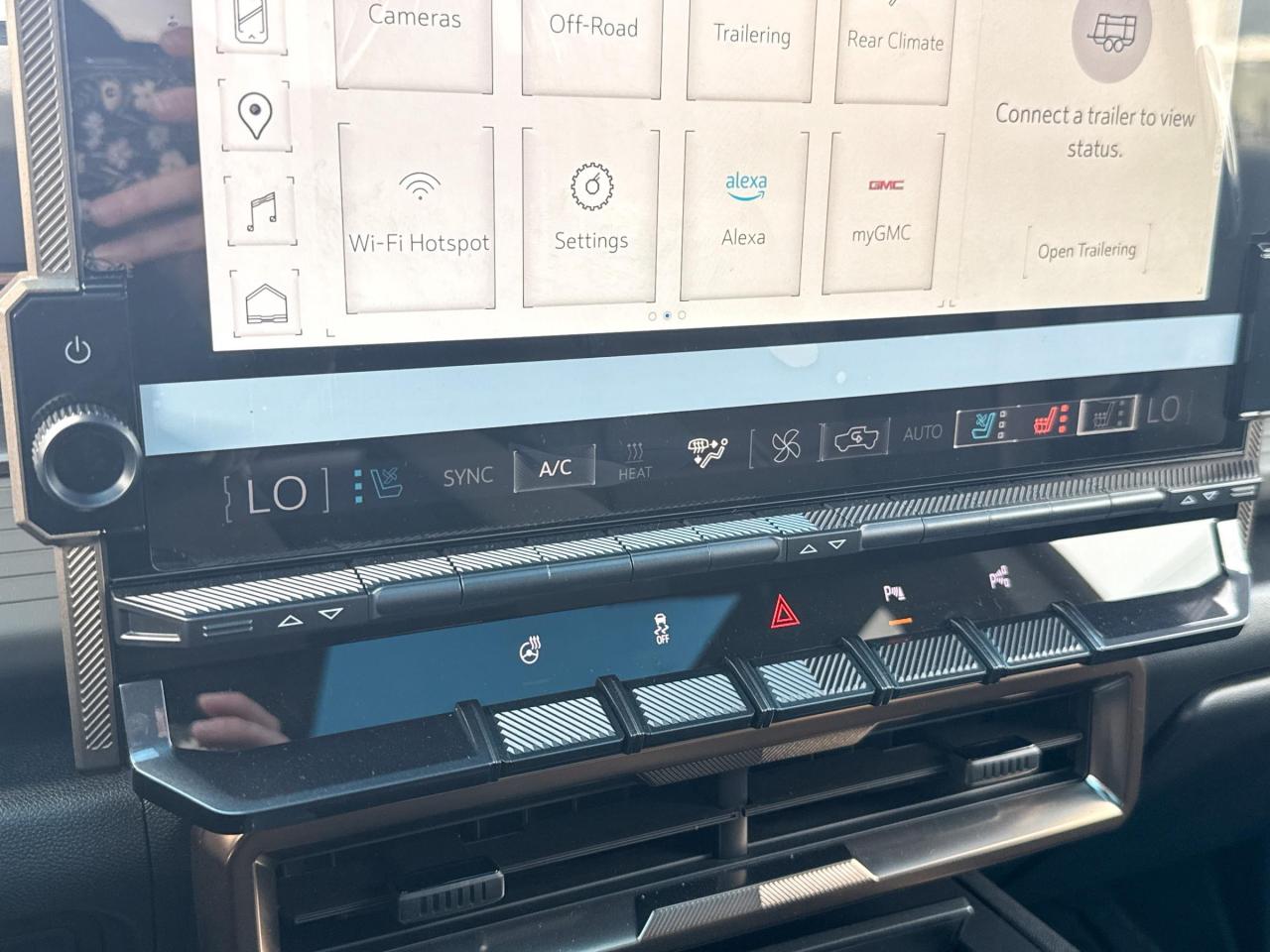 2025 GMC HUMMER EV SUV 3X FULLY ELECTRIC WITH REMOTE START/ENTRY, HEATED SEATS, HEATED STEERING WHEEL, VENTILATED SEATS, INFINITY ROOF, SUPER CRUISE, HITCH GUIDANCE, HD SURROUND VISION Photo