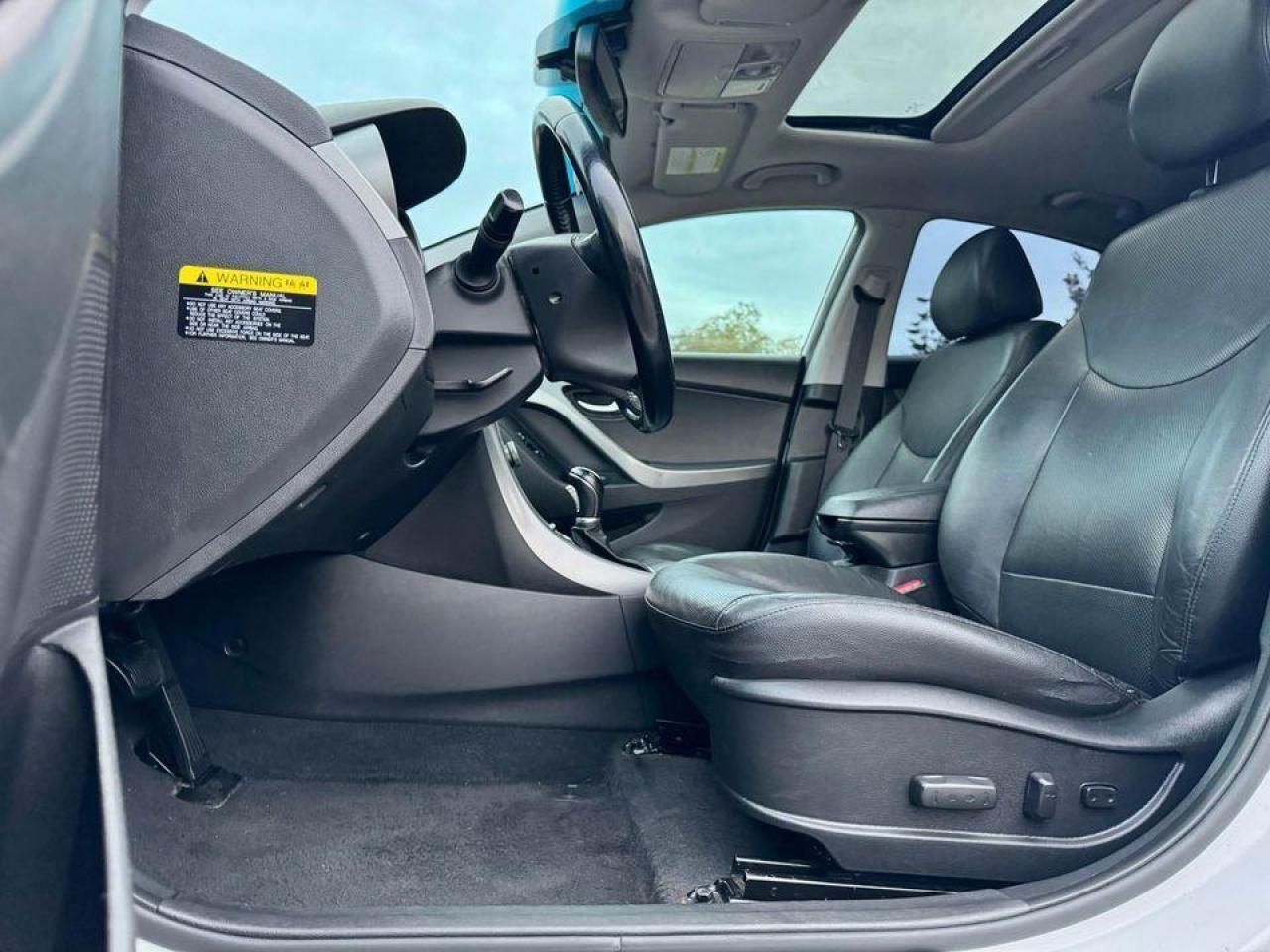 2016 Hyundai Elantra Limited / Navi Photo4