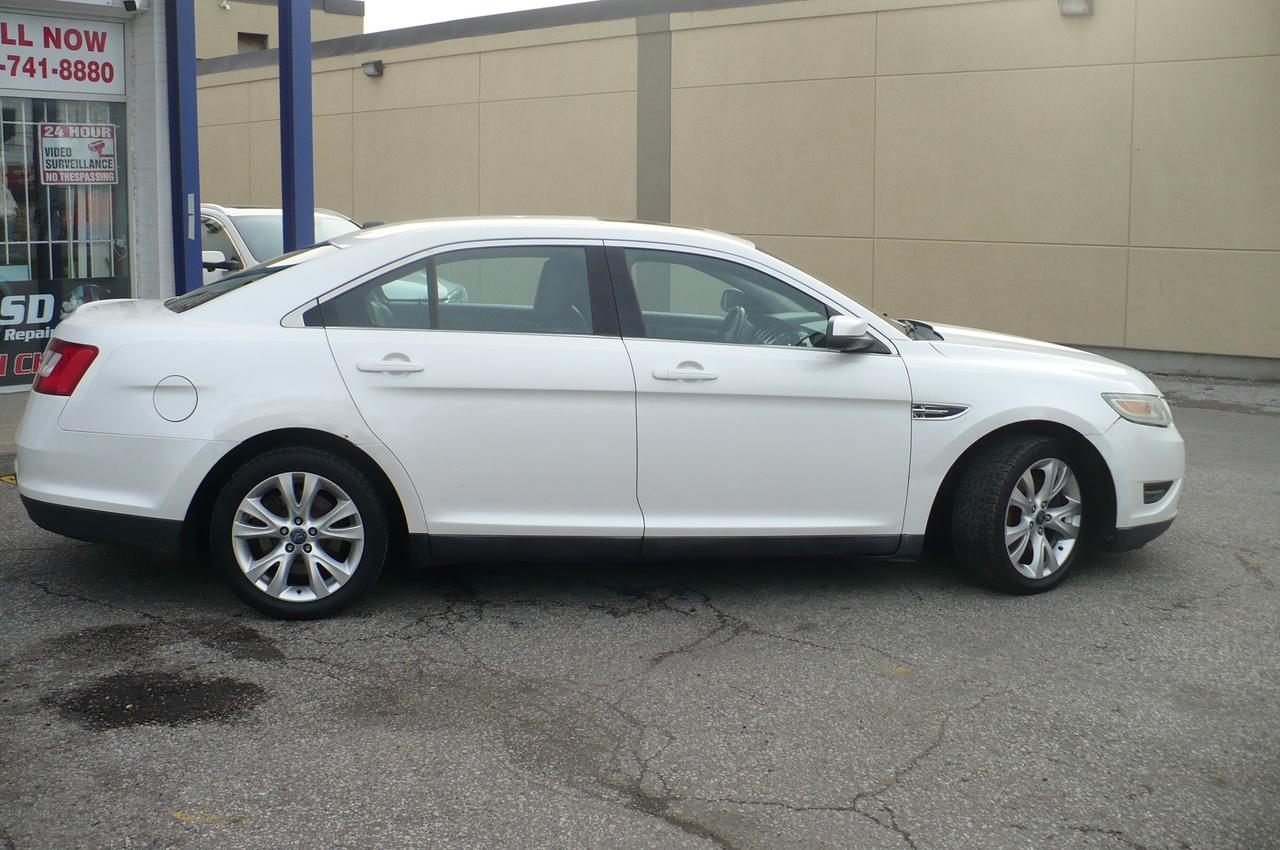 2010 Ford Taurus 4DR SDN SEL FWD Photo1