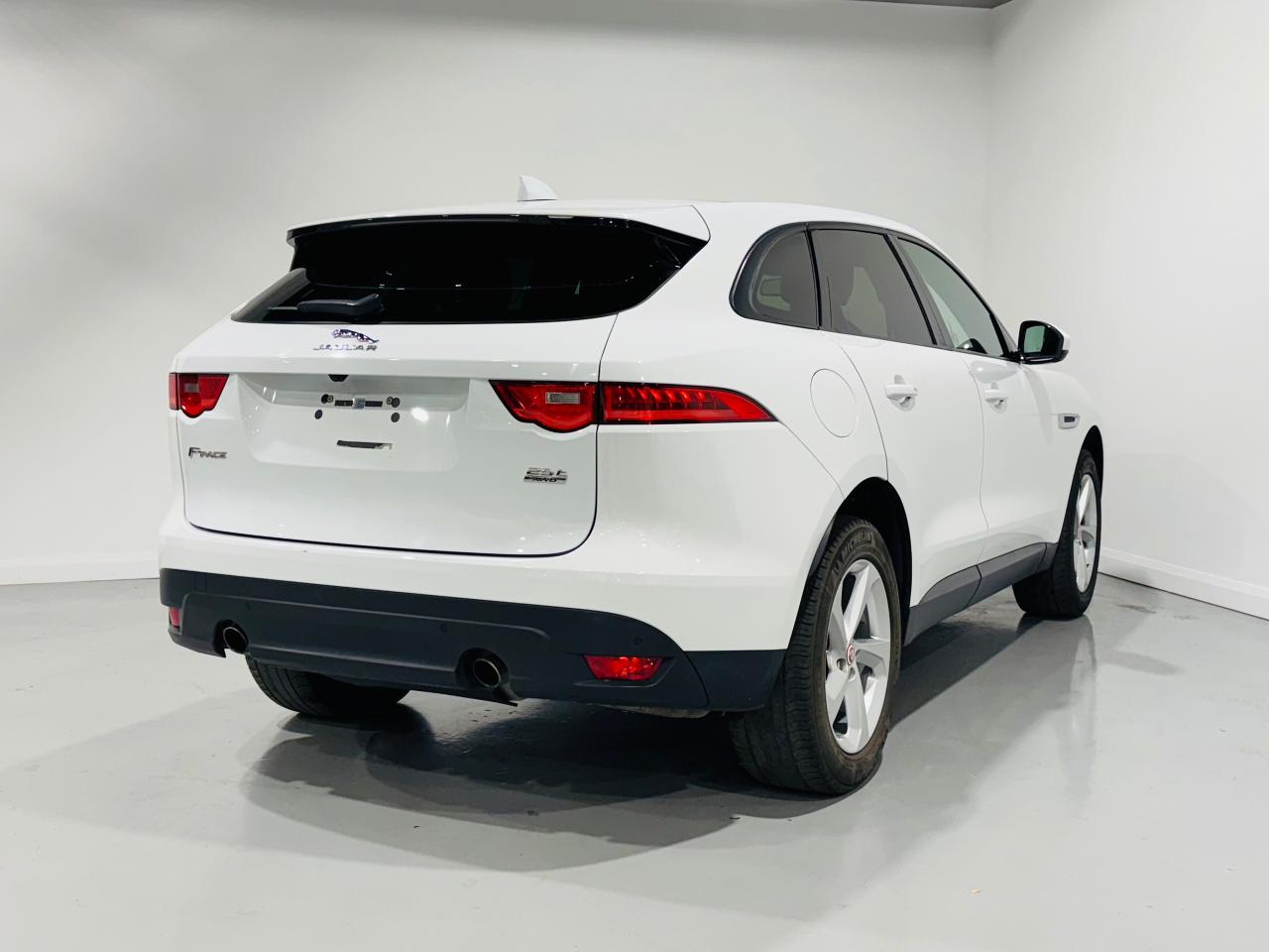 2018 Jaguar F-PACE 25t Premium - Photo #5