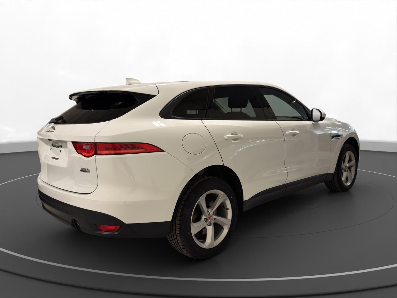 2018 Jaguar F-PACE 25t Premium - Photo #7