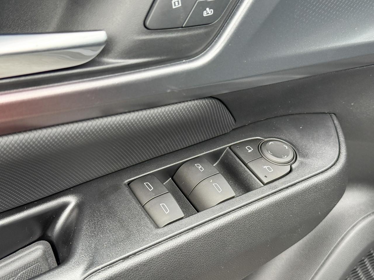 2025 Chevrolet Equinox EV RS FULLY ELECTRIC WITH REMOTE START/ENTRY, SUNROOF, HEATED SEATS, HEATED STEERING WHEEL, VENTILATED SEATS, POWER LIFTGATE, HD SURROUND VISION Photo