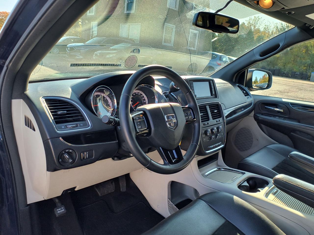 2017 Dodge Grand Caravan SXT Premium Plus Photo32