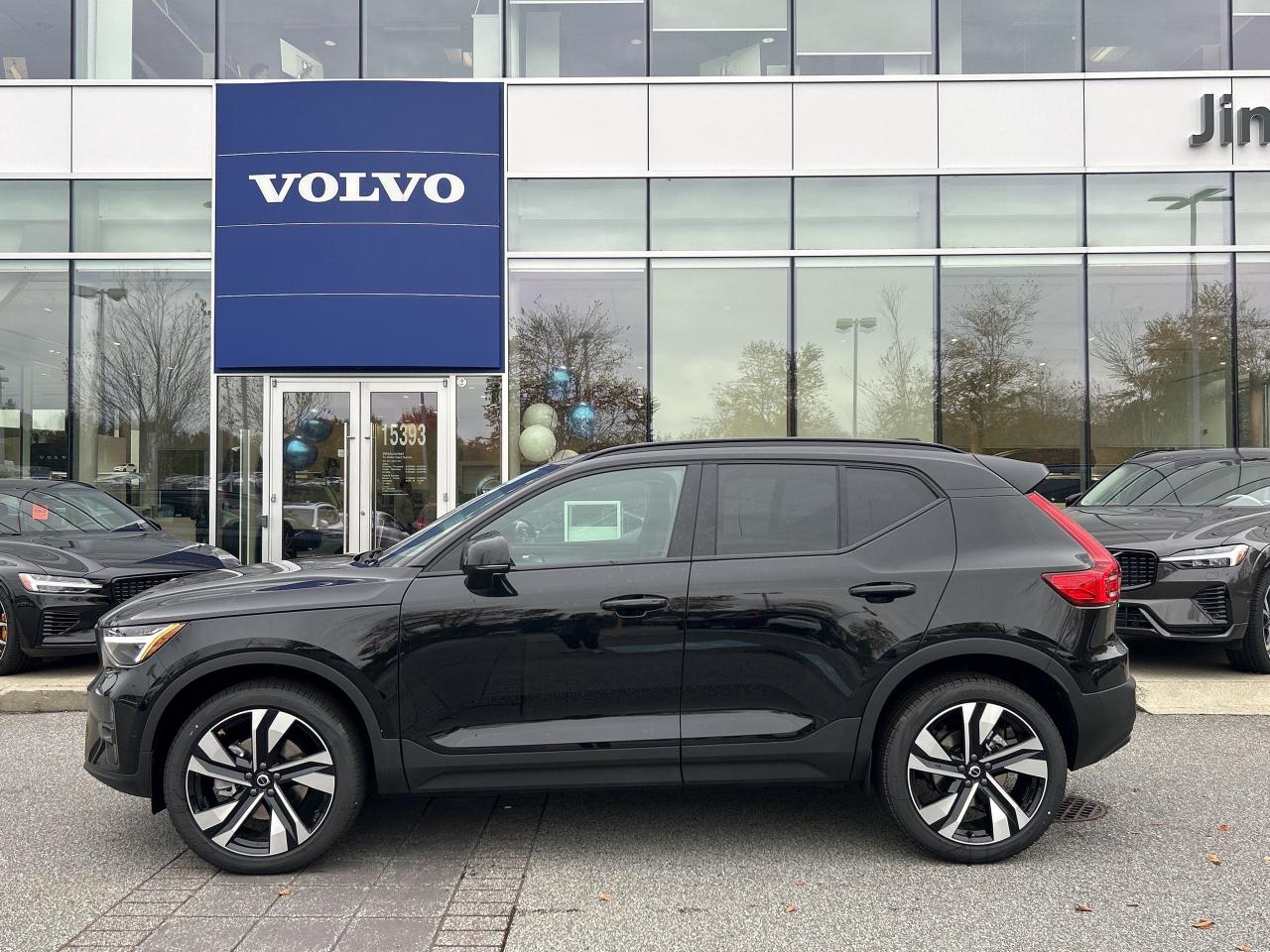 New 2025 Volvo XC40 B5 AWD Ultra Dark Theme for sale in Surrey, BC