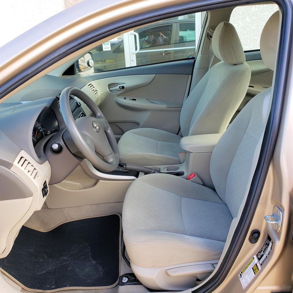 2010 Toyota Corolla Auto CE only 159,991 KM - Photo #7
