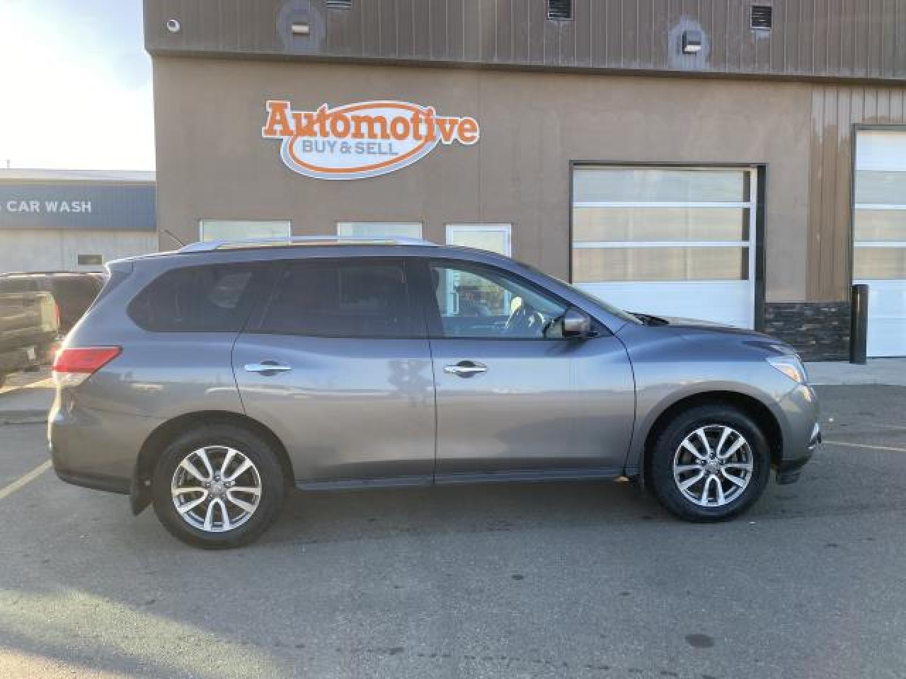 Used 2015 Nissan Pathfinder SL 4WD for sale in Stettler, AB