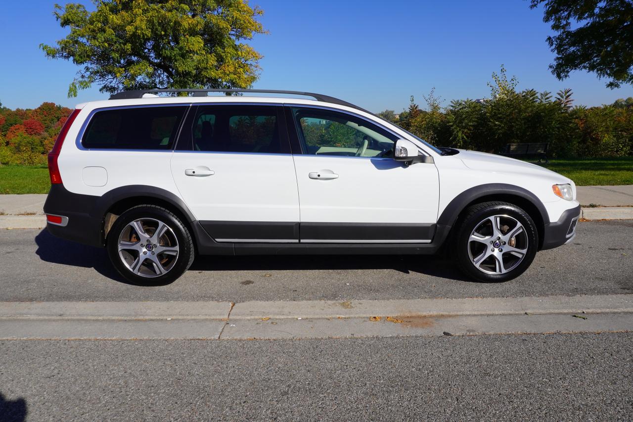2012 Volvo XC70 T6 AWD / NO ACCIDENTS / STUNNING COMBO / LOCAL CAR Photo4