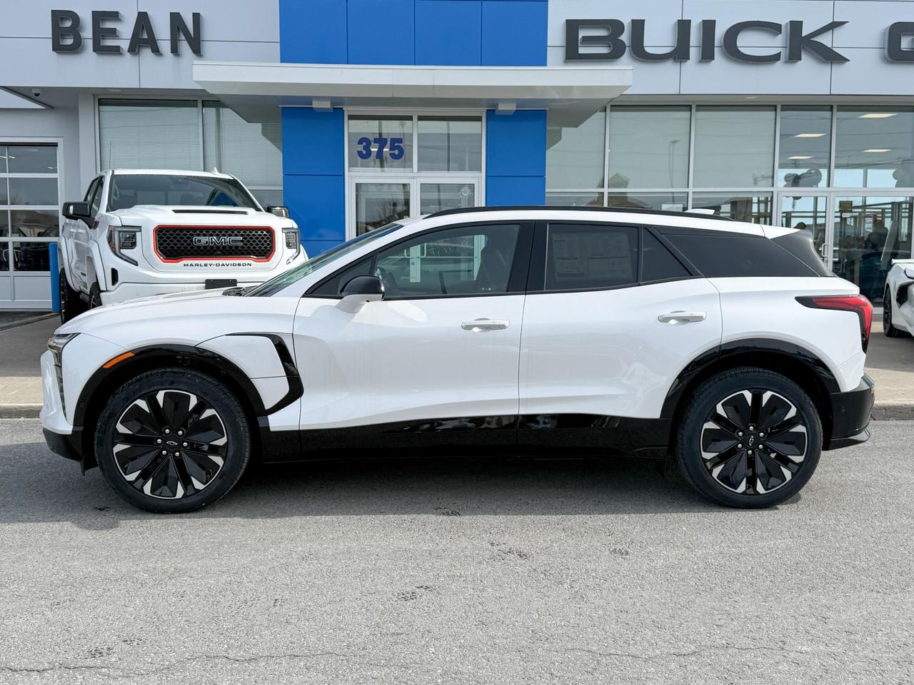 2025 Chevrolet Blazer EV RS FULLY ELECTRIC WITH REMOTE START/ENTRY, HEATED SEATS, HEATED STEERING WHEEL, SUNROOF, POWER LIFTGATE, HD SURROUND VISION Photo