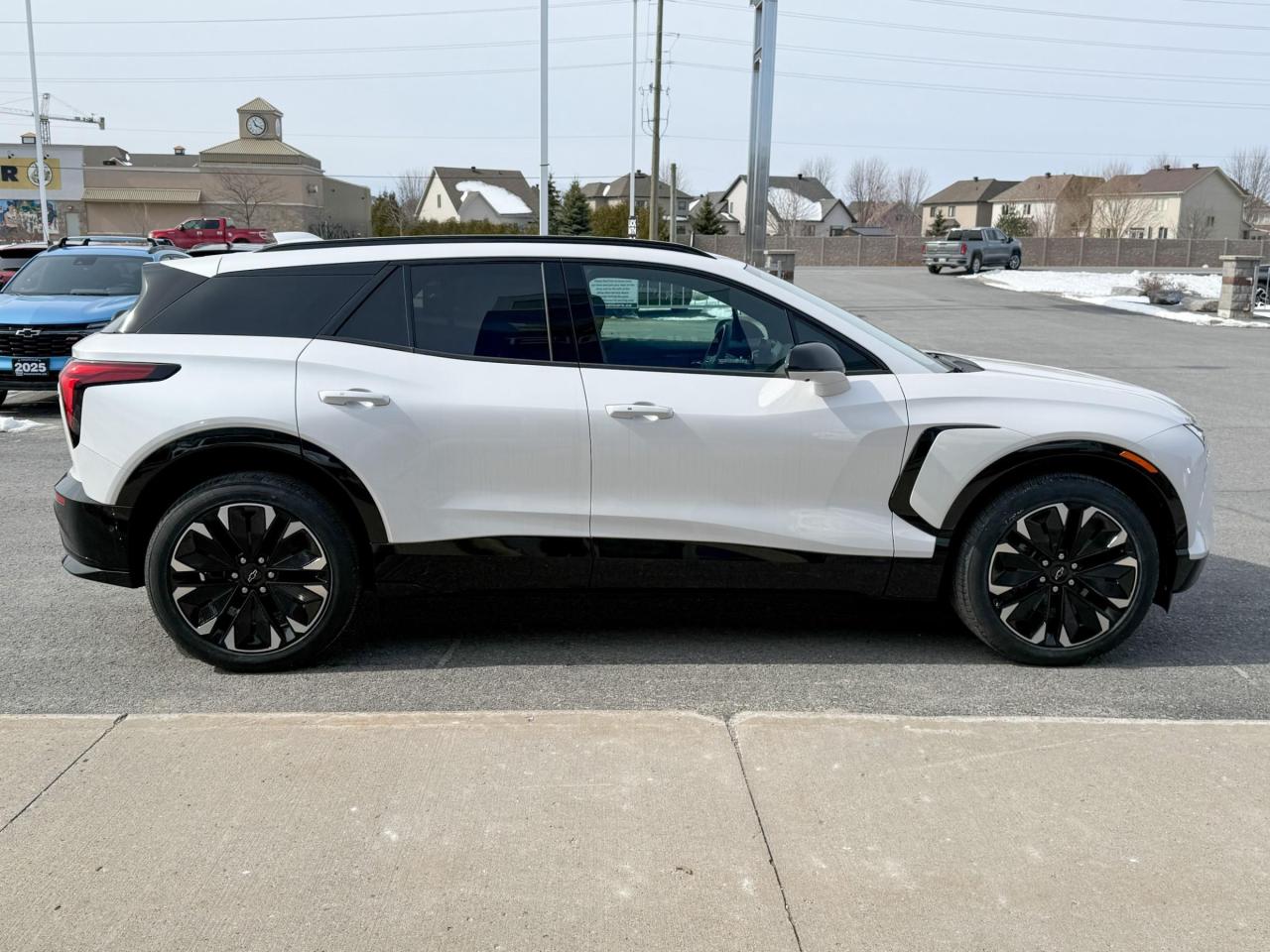 2025 Chevrolet Blazer EV RS FULLY ELECTRIC WITH REMOTE START/ENTRY, HEATED SEATS, HEATED STEERING WHEEL, SUNROOF, POWER LIFTGATE, HD SURROUND VISION Photo