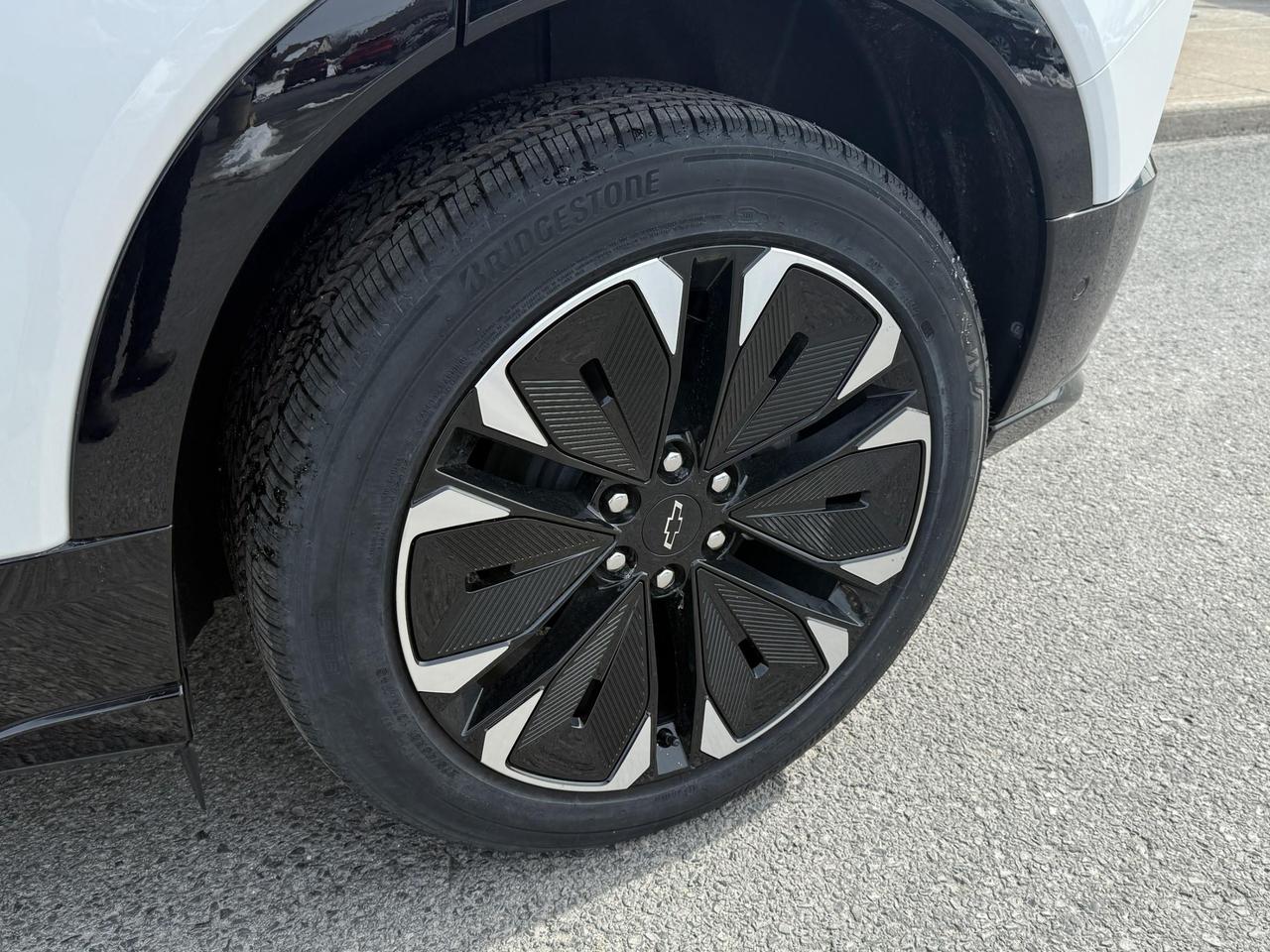 2025 Chevrolet Blazer EV RS FULLY ELECTRIC WITH REMOTE START/ENTRY, HEATED SEATS, HEATED STEERING WHEEL, SUNROOF, POWER LIFTGATE, HD SURROUND VISION Photo