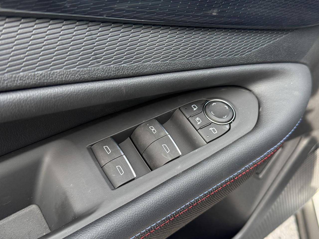 2025 Chevrolet Blazer EV RS FULLY ELECTRIC WITH REMOTE START/ENTRY, HEATED SEATS, HEATED STEERING WHEEL, SUNROOF, POWER LIFTGATE, HD SURROUND VISION Photo