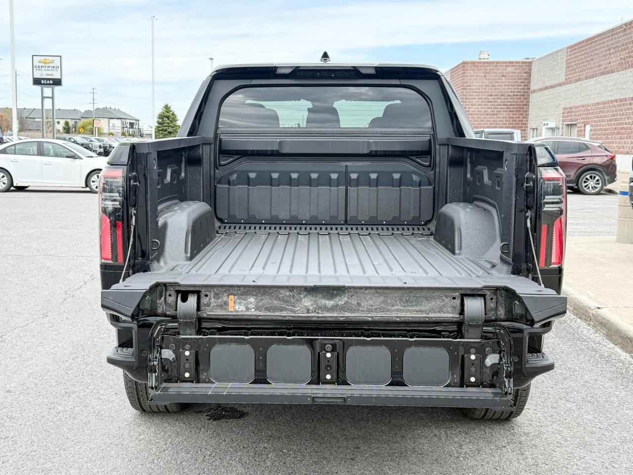 2025 GMC Sierra EV Denali FULLY ELECTRIC WITH REMOTE START/ENTRY, SUNROOF, HEATED SEATS, HEATED STEERING WHEEL, VENTILATED SEATS, MULTI-FLEX MID-GATE, BOSE SOUND SYSTEM Photo4