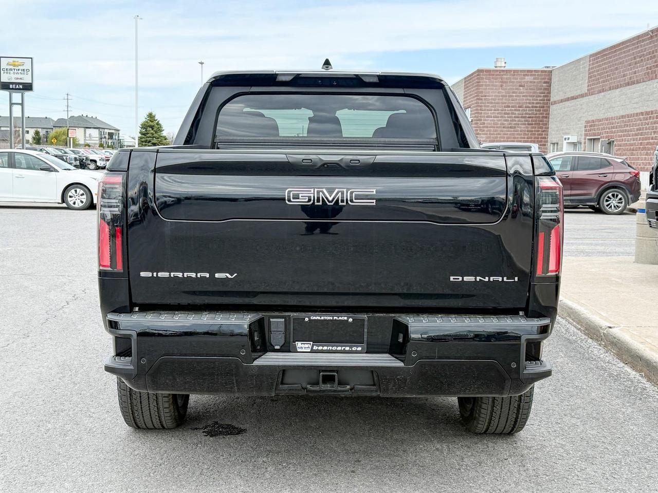 2025 GMC Sierra EV Denali FULLY ELECTRIC WITH REMOTE START/ENTRY, SUNROOF, HEATED SEATS, HEATED STEERING WHEEL, VENTILATED SEATS, MULTI-FLEX MID-GATE, BOSE SOUND SYSTEM Photo3