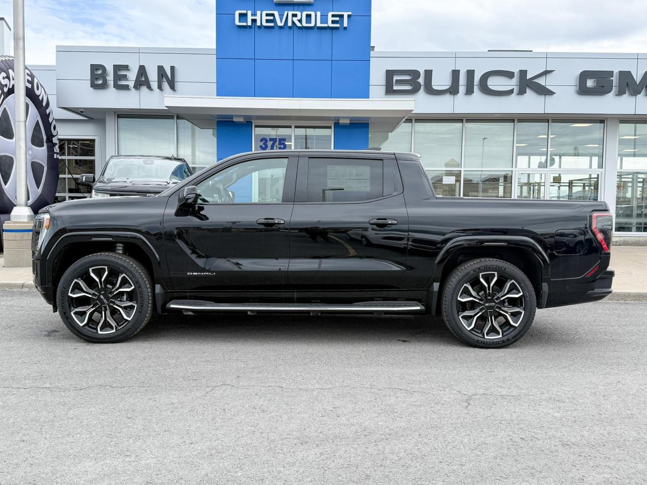 2025 GMC Sierra EV Denali FULLY ELECTRIC WITH REMOTE START/ENTRY, SUNROOF, HEATED SEATS, HEATED STEERING WHEEL, VENTILATED SEATS, MULTI-FLEX MID-GATE, BOSE SOUND SYSTEM Photo