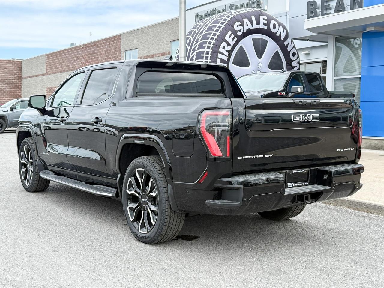 2025 GMC Sierra EV Denali FULLY ELECTRIC WITH REMOTE START/ENTRY, SUNROOF, HEATED SEATS, HEATED STEERING WHEEL, VENTILATED SEATS, MULTI-FLEX MID-GATE, BOSE SOUND SYSTEM Photo