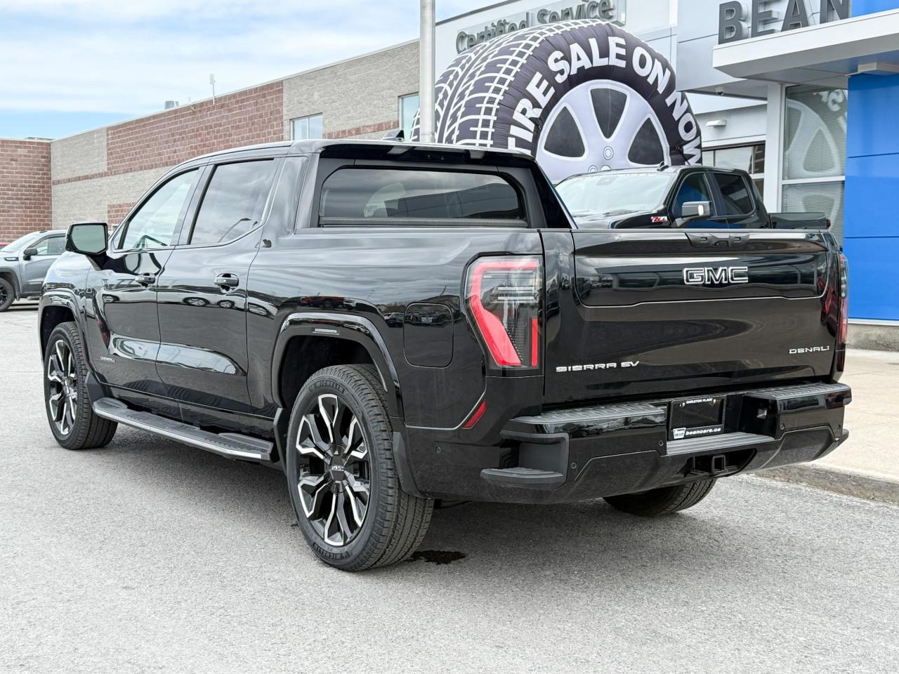 2025 GMC Sierra EV Denali FULLY ELECTRIC WITH REMOTE START/ENTRY, SUNROOF, HEATED SEATS, HEATED STEERING WHEEL, VENTILATED SEATS, MULTI-FLEX MID-GATE, BOSE SOUND SYSTEM Photo2